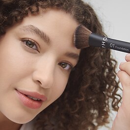 01 Foundation brush - Intuitiv applicering med perfekt finish